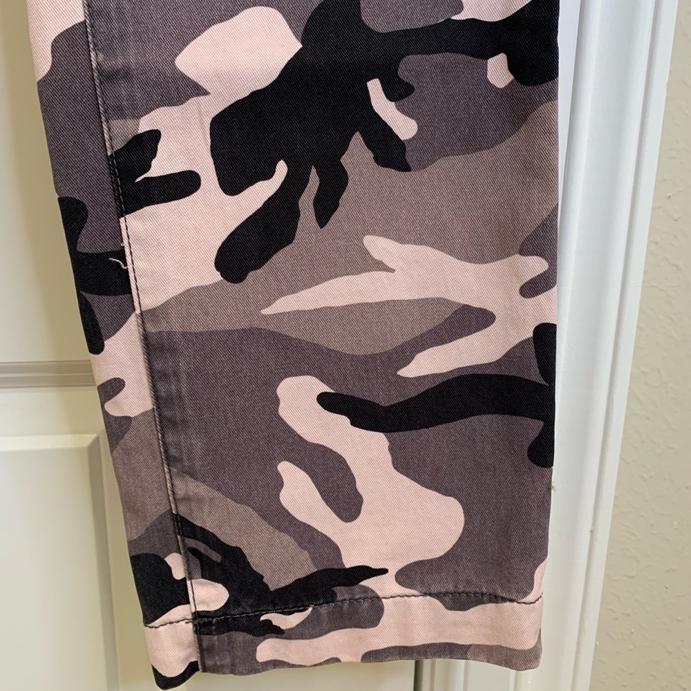 Le Superbe Casbah Blushing Camo Pink Gray Black Cargo Pants Size 4 NWT - Picture 4 of 8